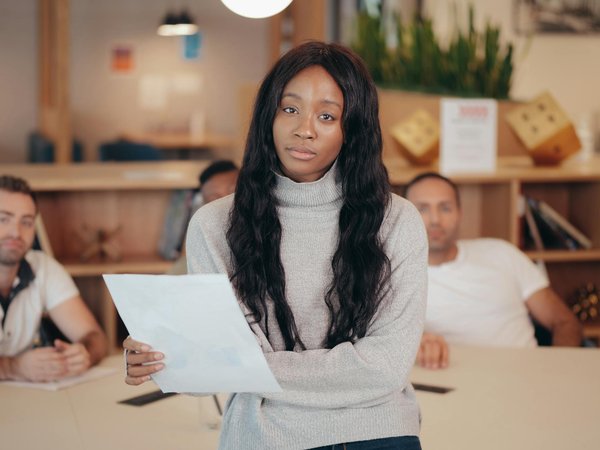 Upgrade your modern living room: chic and eco-conscious firewood storage ideas